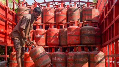 India Gas Crisis: युद्ध का सीधा असर! होटलों की गैस सप्लाई बंद और ₹60 महंगा हुआ घरेलू सिलेंडर. 1 India Gas Crisis